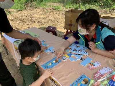 向小朋友介紹小遊戲廉政拼拼樂「民眾洽公不送禮 行政透明有效率」(新竹林管處提供)